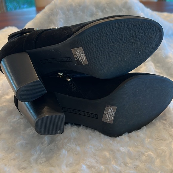 NWOT black Tommy Hilfiger black suede booties sz 7.5 - Picture 5 of 5